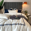 Geborduurd hotelbeddengoed in flat moderne stijl wit voor tweepersoonsbed